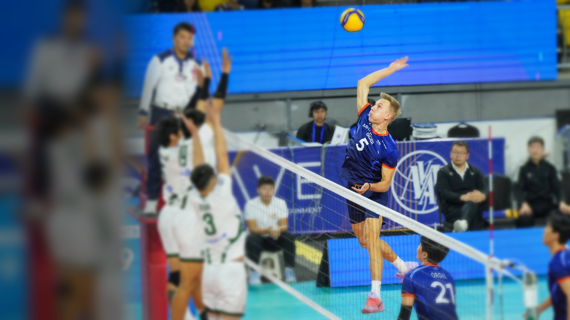David Kisiel spiking in a professional match
